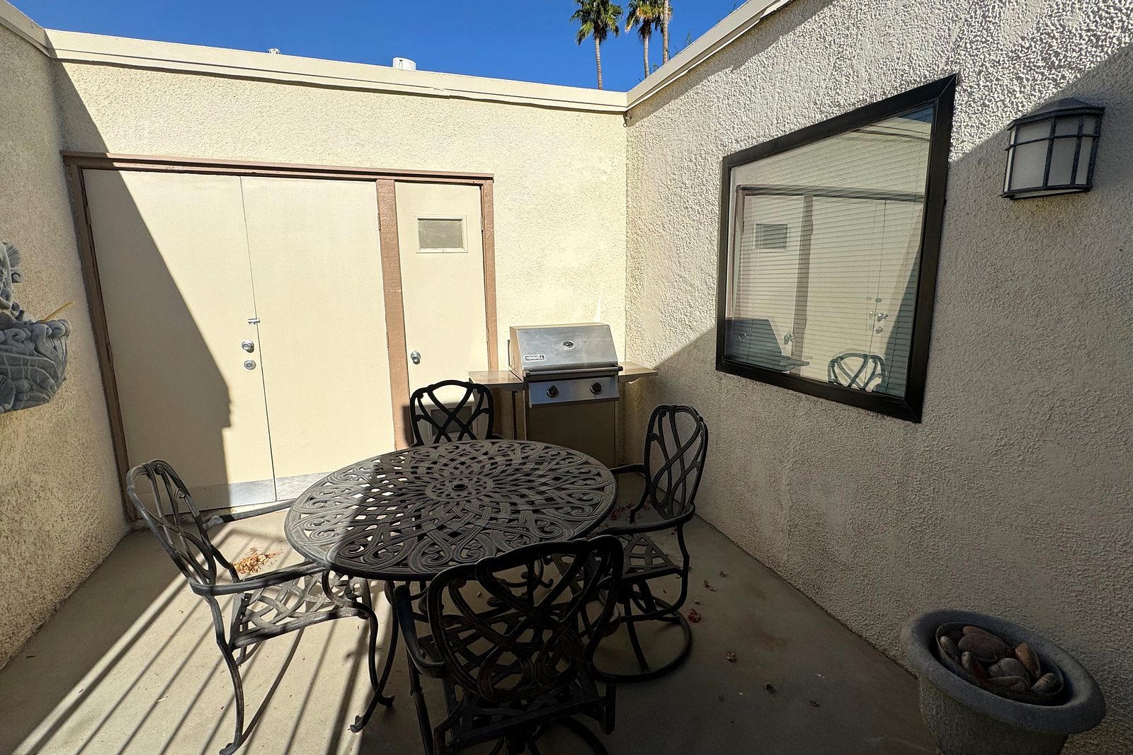 Private outdoor area in the Sunrise Alejo setting
